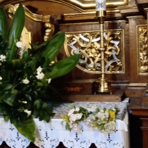 nasze bukiciki na ołtarzu Matki Boskiej Częstochowskiej w kościele św. Kazimierza Królewicza w Krakowie