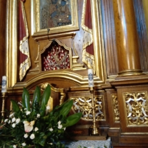 nasze bukieciki na ołtarzu Matki Boskiej Czestochowskiej w kościele św. Kazimierza Królewoicza